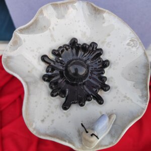 fleur ceramique abreuvoir insecte blanche 01