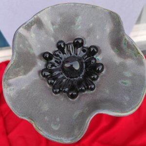 fleur ceramique abreuvoir insecte grise 01