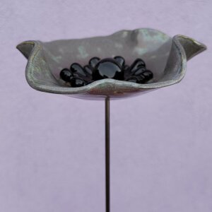 fleur ceramique abreuvoir insecte grise 02